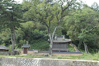 팔작기와와 네모난 연못으로 멋이 나는 고택