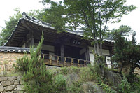 맑은 계곡물 옆에 지은 조촐한 정자