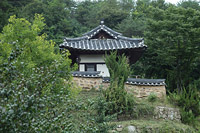 맑은 계곡물 옆에 지은 조촐한 정자