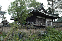 입구는 작고 내부는 널찍한 정자