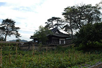 입구는 작고 내부는 널찍한 정자