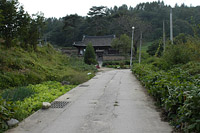 입구는 작고 내부는 널찍한 정자