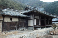 점점 퇴락해가는 옛집