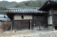 점점 퇴락해가는 옛집