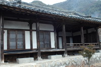 점점 퇴락해가는 옛집