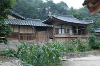 ㅁ자 구조의 널찍한 고택