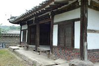 원형 기둥으로 세워 올린 도계서원