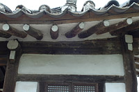 원형 기둥으로 세워 올린 도계서원