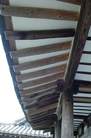 절벽 바위 위에 올라선 口자 건물