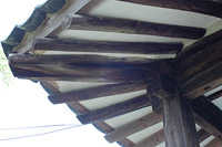 절벽 바위 위에 올라선 口자 건물