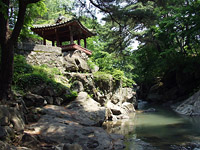 여울목 절벽 위의 금선정